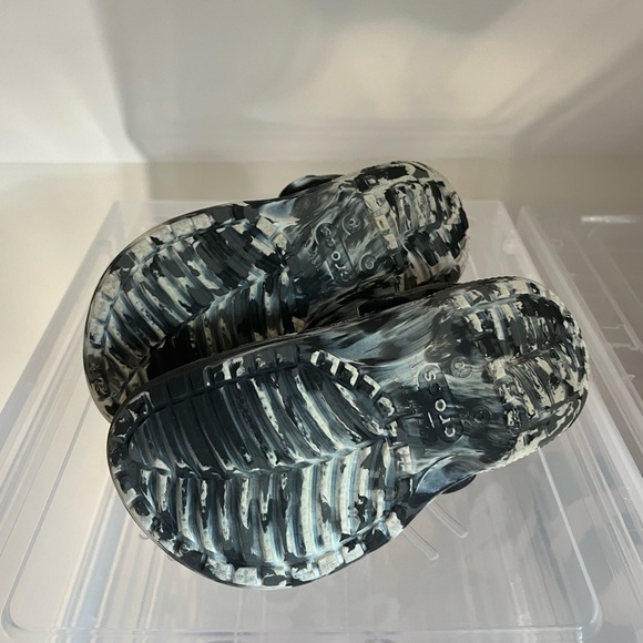 Toddler/Kids black and white marbled crocs - Picture 2 of 4